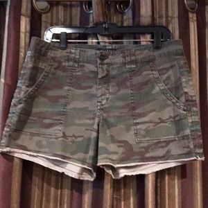 Sanctuary camouflage cargo shorts in size 30